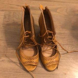 Comfortable tie up sandals